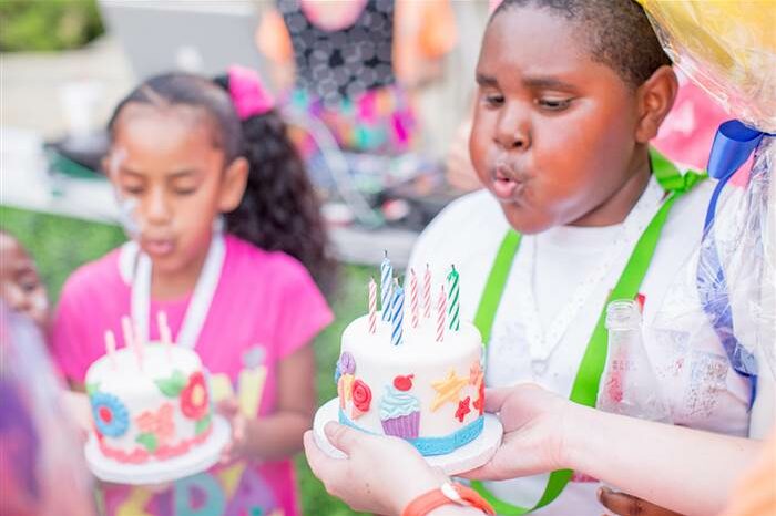 Woman helps homeless kids celebrate birthdays: 'They deserve to be celebrated'
